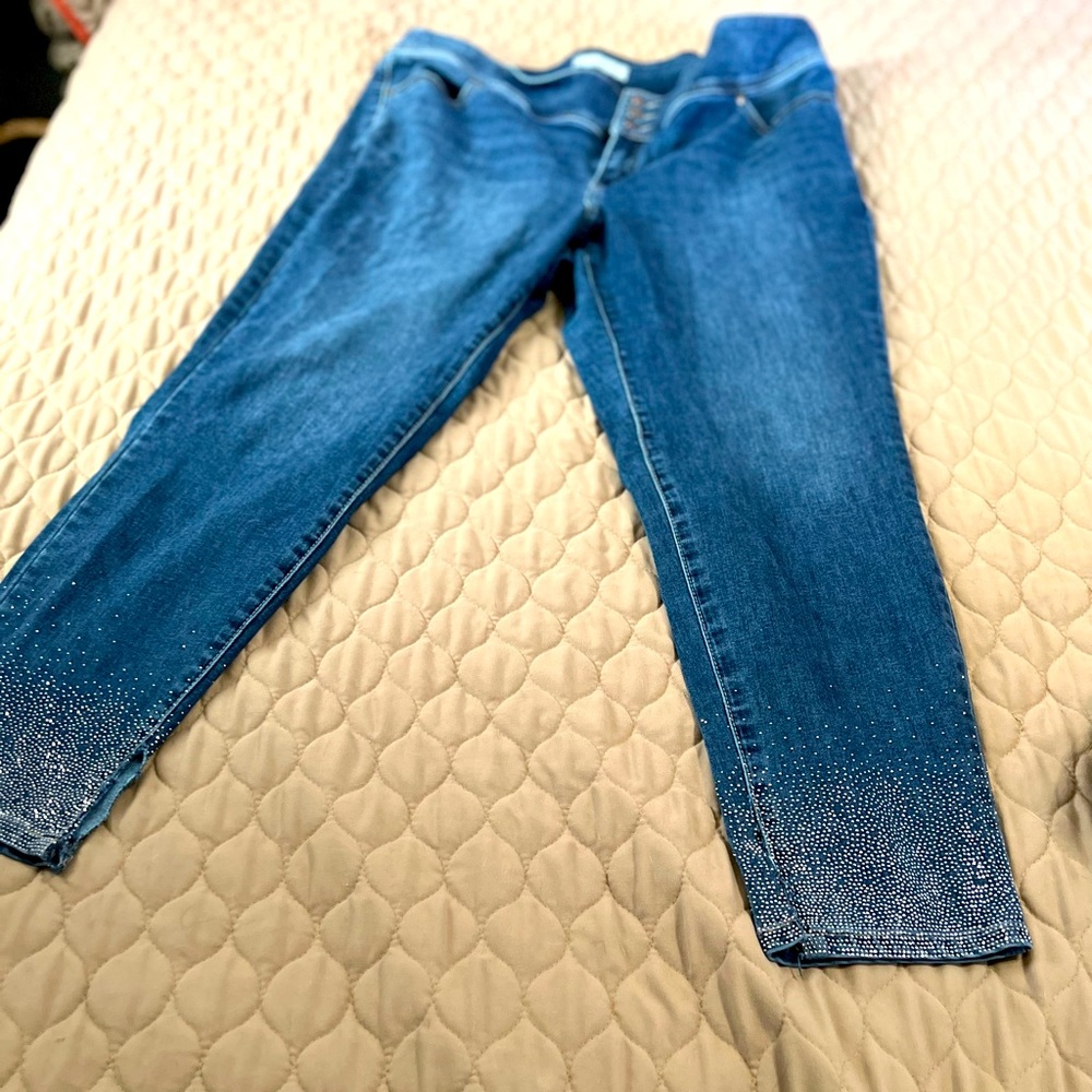 Nice fit. Slight slit on inside of each ankle (fat ankles lol) shown in pic